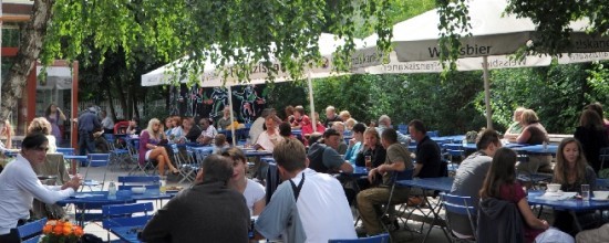 Der Sommergarten des Café Olé mit Gästen