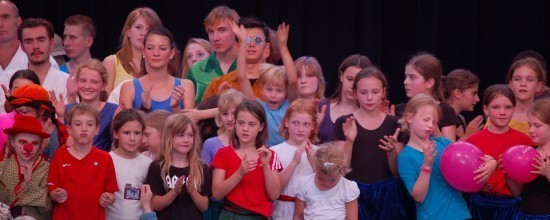 Kindergruppe bei der Abschlussshow Ferienpass