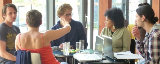 CSOS participants diskutieren im Theaterfoyer der ufaFabrik